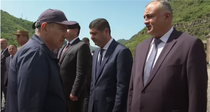 Էդ ինչ ծանր նամակ է, ի՞նչ եք գրել. Փաշինյանին Ախթալայում նամակ հանձնեցին․ ՏԵՍԱՆՅՈՒԹ  